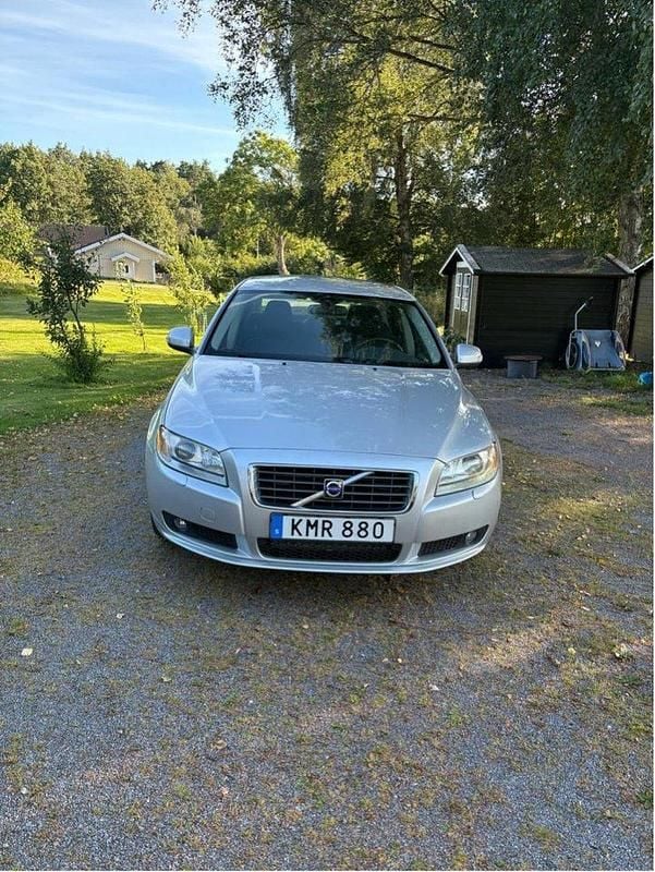 Grå Begagnad 2009 Volvo S80 Momentum Sedan | 49 900 kr (Marknadspris) - Bild 1/4