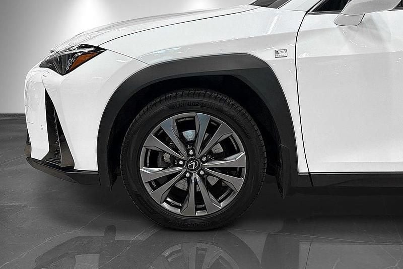Begagnad Lexus UX 250h E-FOUR 184 HK (135 kW) 2019 Vit SUV