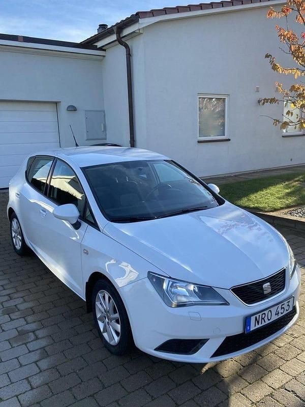 Vit Begagnad 2013 Seat Ibiza Style Halvkombi | 40 000 kr (Marknadspris) - Bild 1/4