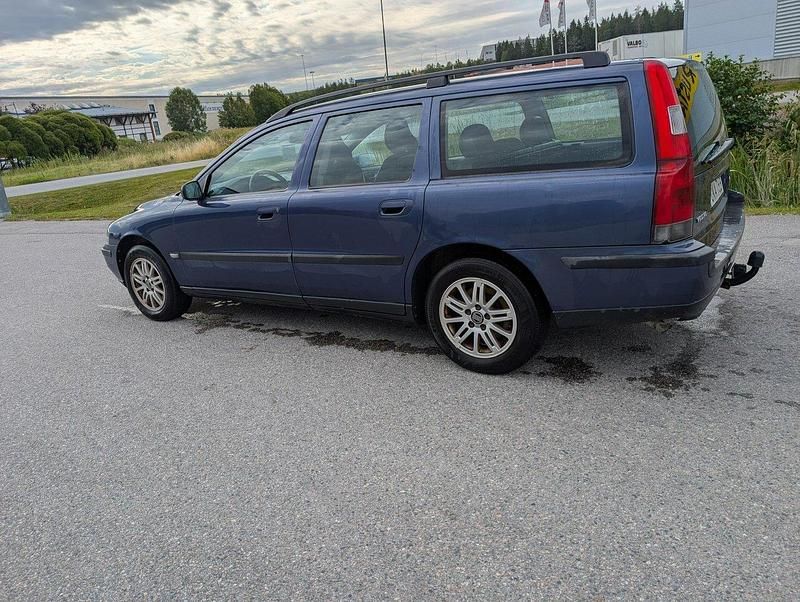 Blå Begagnad 2004 Volvo V70 Kombi | 25 000 kr (Marknadspris) - Bild 1/3