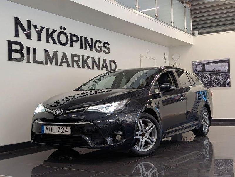 Mörkblå Begagnad 2015 Toyota Avensis Active Kombi | 123 900 kr (Marknadspris) - Bild 1/4