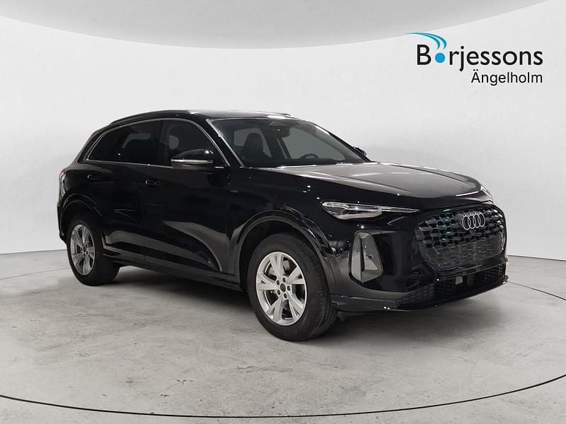 Svart Ny 2025 Audi Q5 Design SUV | 679 000 kr (Bra pris) - Bild 1/4
