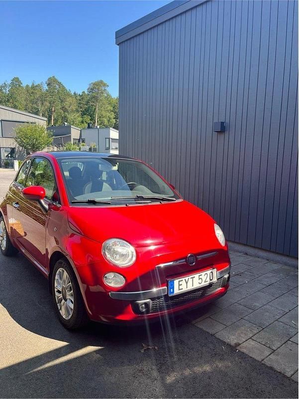 Röd Begagnad 2015 Fiat 500 Lounge Halvkombi | 64 000 kr (Marknadspris) - Bild 1/4