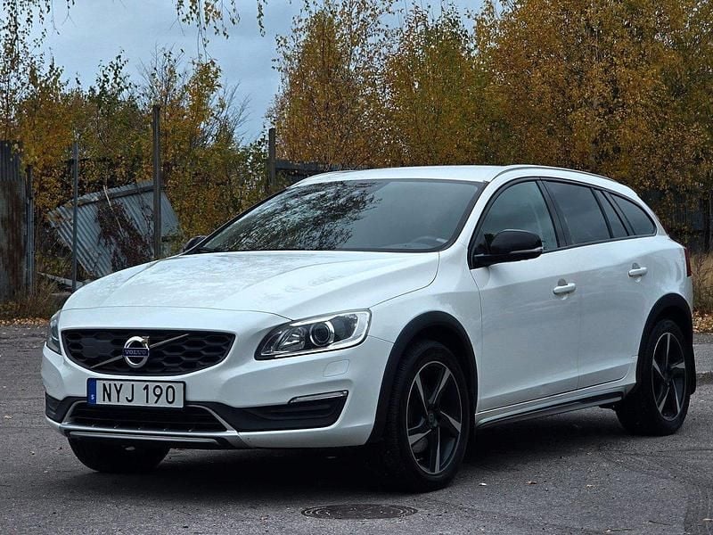 Vit Begagnad 2016 Volvo V60 CC Kombi | 128 900 kr (Marknadspris) - Bild 1/4