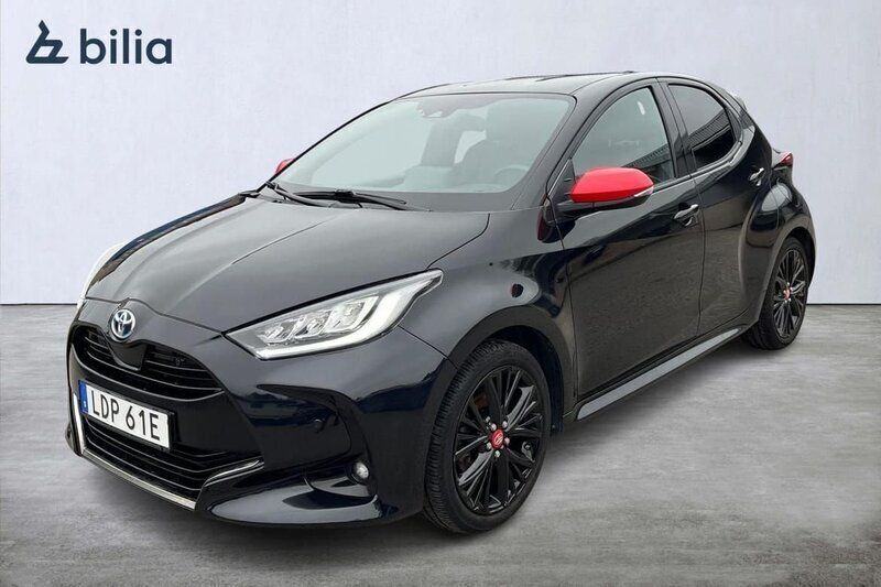 Svart Begagnad 2021 Toyota Yaris Hybrid Style Halvkombi | 224 900 kr (Marknadspris) - Bild 1/3