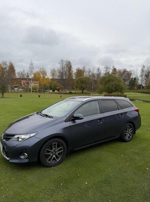 Blå Begagnad 2015 Toyota Auris Touring Sports Kombi | 125 000 kr (Bra pris) - Bild 1/4
