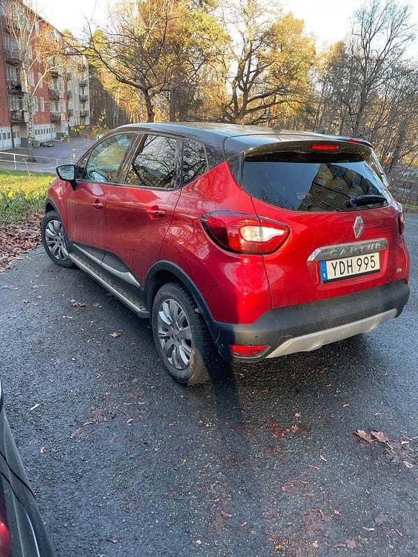 Rubinröd Begagnad 2016 Renault Captur SUV | 89 000 kr (Bra pris) - Bild 1/4