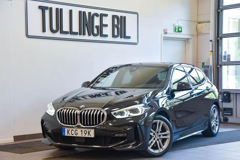 Svart Begagnad 2020 BMW 118 M Sport Halvkombi | 239 900 kr (Lite dyr) - Bild 1/4