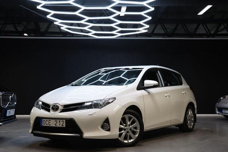 Vit Begagnad 2013 Toyota Auris Multidrive S Halvkombi | 89 900 kr (Marknadspris) - Bild 1/4