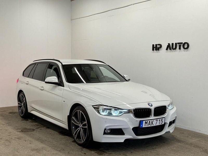 Vit Begagnad 2015 BMW 320 M Sport Kombi | 184 900 kr (Lite dyr) - Bild 1/4