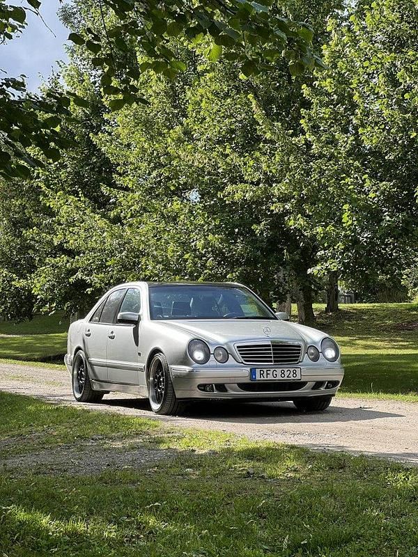 Grå Begagnad 2000 Mercedes E320 Avantgarde Sedan | 85 000 kr - Bild 1/4