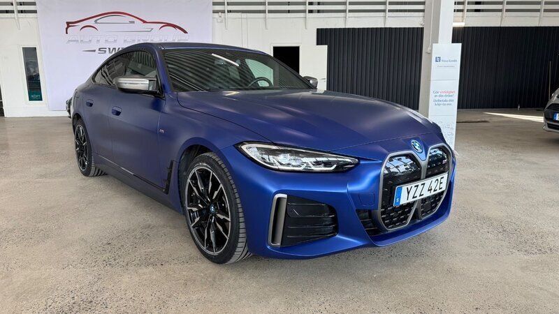 Blå Begagnad 2023 BMW i4 M Sport Sedan | 598 900 kr (Superpris) - Bild 1/4