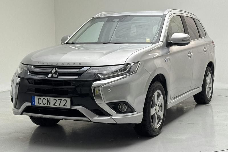 Silver Begagnad 2018 Mitsubishi Outlander SUV | 185 000 kr (Bra pris) - Bild 1/4