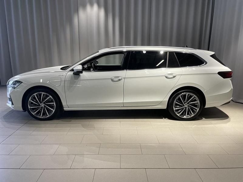 Begagnad Skoda Superb 2024 Vit Kombi