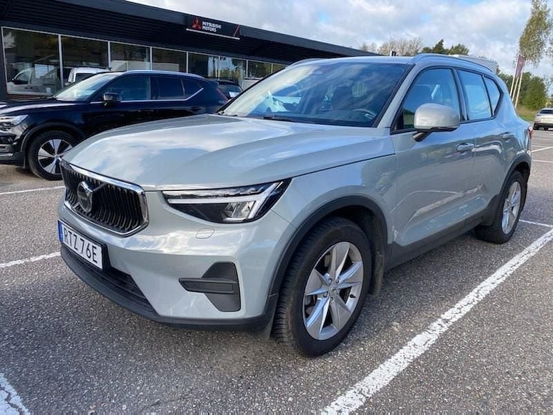 Grå Begagnad 2023 Volvo XC40 Core SUV | 339 500 kr (Marknadspris) - Bild 1/4