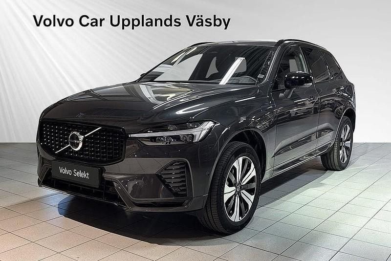 Grå Begagnad 2025 Volvo XC60 Plus SUV | 559 900 kr (Marknadspris) - Bild 1/3