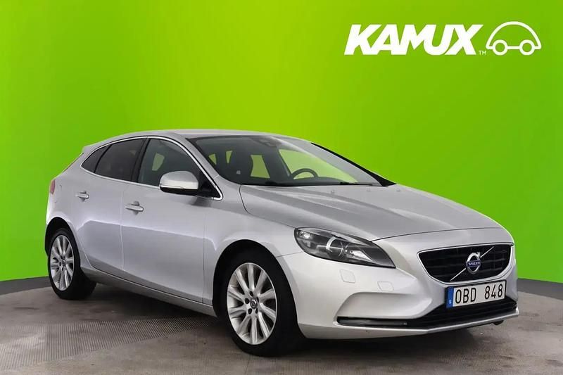 Silver/grå Begagnad 2014 Volvo V40 Momentum Kombi | 124 800 kr (Marknadspris) - Bild 1/4