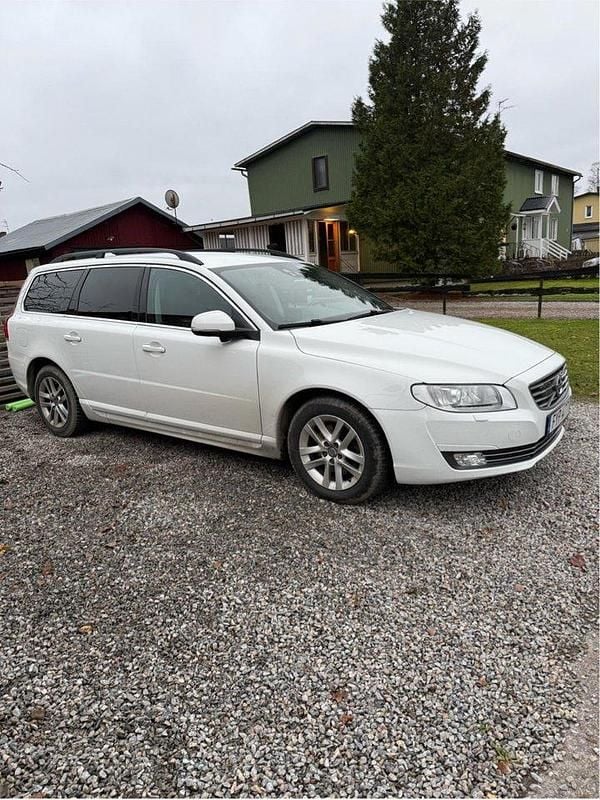 Vit Begagnad 2016 Volvo V70 Standard Kombi | 144 900 kr (Marknadspris) - Bild 1/4