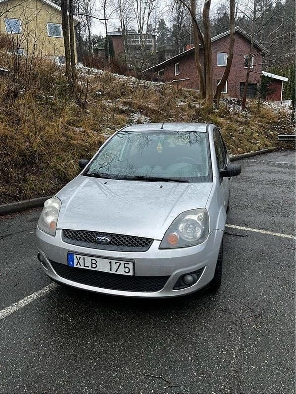 Grå Begagnad 2006 Ford Fiesta Halvkombi | 18 900 kr (Bra pris) - Bild 1/4