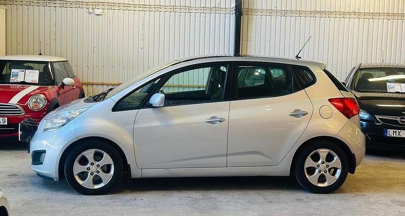 Begagnad Kia Venga Comfort 90 HK (66 kW) 2010 Silver Halvkombi