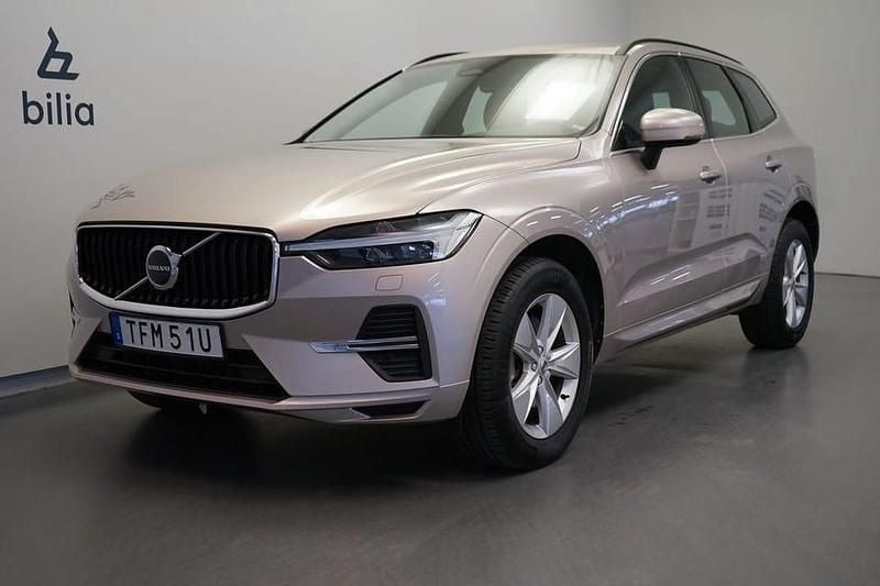 Ljusgrå Begagnad 2023 Volvo XC60 Core SUV | 389 500 kr (Superpris) - Bild 1/3