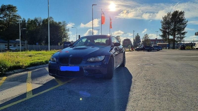 Blå Begagnad 2009 BMW M3 Sportkupé | 420 000 kr (Marknadspris) - Bild 1/4