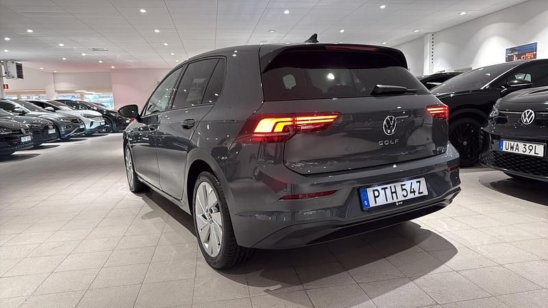 Begagnad VW Golf VIII Advance 150 HK (110 kW) 2024 Grå Halvkombi