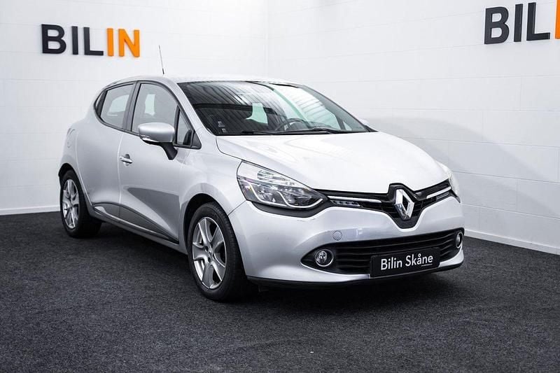 Silver Begagnad 2014 Renault Clio IV Halvkombi | 79 900 kr (Marknadspris) - Bild 1/4