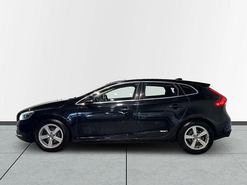 Begagnad Volvo V40 Momentum 150 HK (110 kW) 2014 Svart metallic Halvkombi