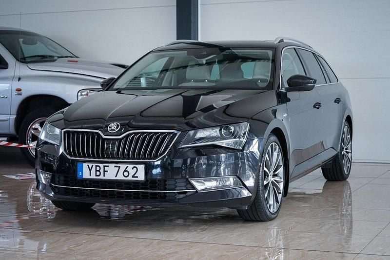 Svart Begagnad 2015 Skoda Superb LAURIN & KLEMENT Kombi | 184 500 kr (Marknadspris) - Bild 1/4