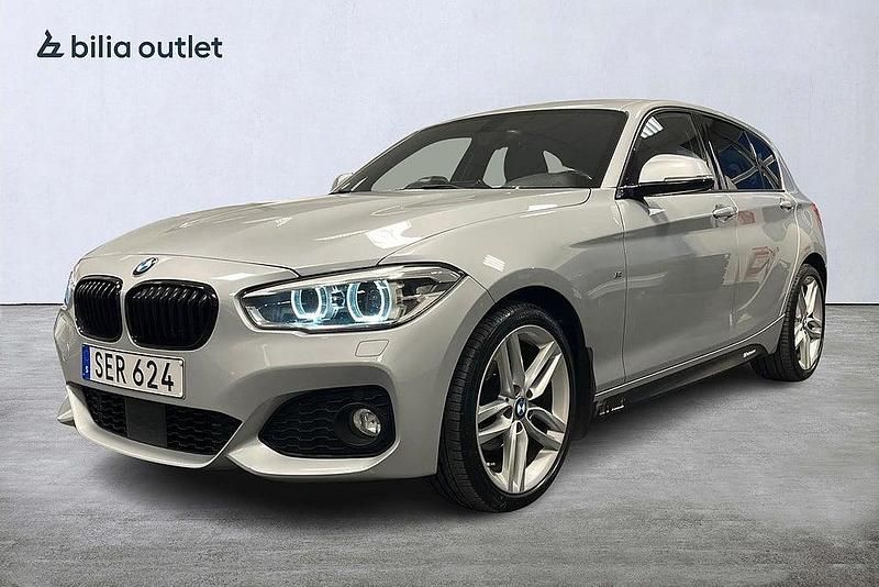 Silver Begagnad 2016 BMW 118 M Performance Halvkombi | 154 900 kr (Marknadspris) - Bild 1/3
