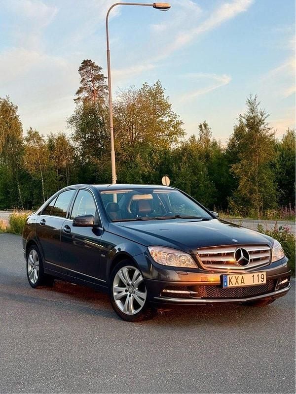 Grå Begagnad 2011 Mercedes C180 Avantgarde Sedan | 119 000 kr (Marknadspris) - Bild 1/4
