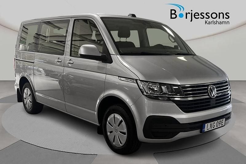Silver Begagnad 2021 VW Caravelle Minibuss | 399 000 kr (Superpris) - Bild 1/4