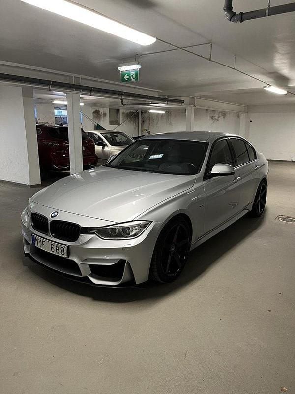 Silver Begagnad 2013 BMW 328 Sedan | 180 000 kr (Dyr) - Bild 1/4