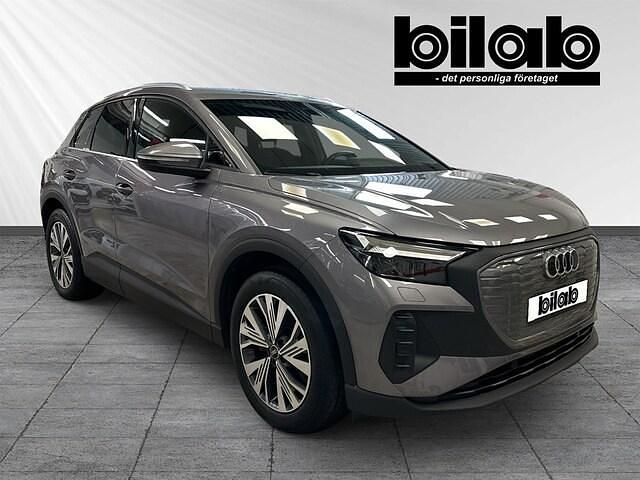 Grå Begagnad 2022 Audi Q4 e-tron Proline SUV | 329 000 kr (Lite dyr) - Bild 1/4