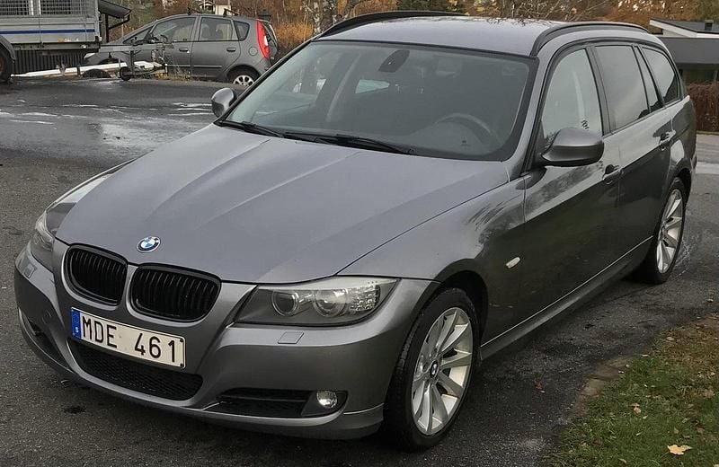 Grå Begagnad 2012 BMW 320 M Sport Kombi | 85 000 kr (Bra pris) - Bild 1/4