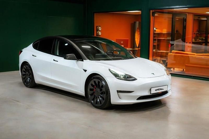 Vit Begagnad 2021 Tesla Model 3 Performance Sedan | 389 900 kr (Dyr) - Bild 1/4