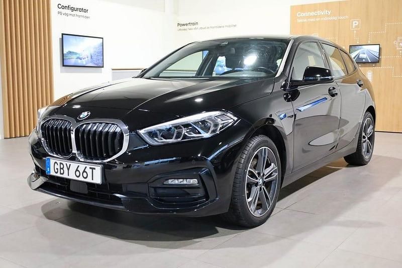 Svart Begagnad 2022 BMW 118 Sport Line Halvkombi | 249 800 kr (Marknadspris) - Bild 1/3