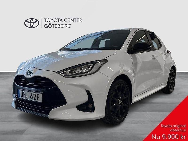 Vit Begagnad 2022 Toyota Yaris Hybrid Style Halvkombi | 209 900 kr (Bra pris) - Bild 1/2