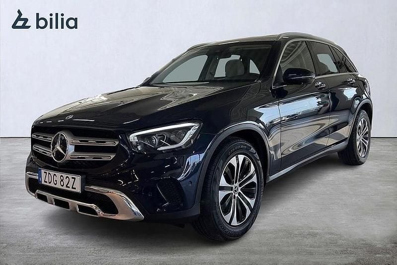 Mörkblå Begagnad 2021 Mercedes GLC220 SUV | 374 900 kr (Bra pris) - Bild 1/4