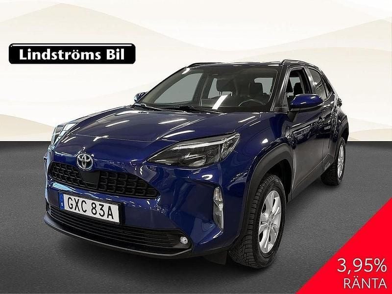 Mörkblå Begagnad 2022 Toyota Yaris Cross Active SUV | 259 900 kr (Marknadspris) - Bild 1/3