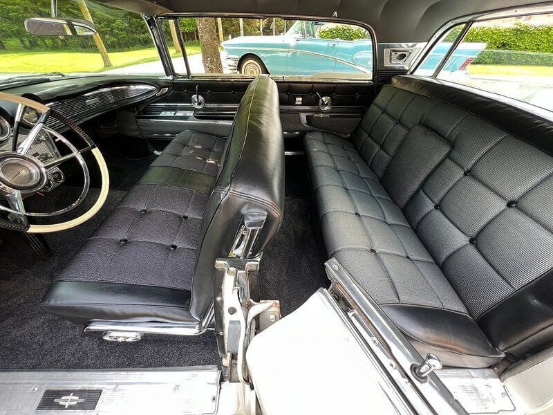 Begagnad Lincoln Continental 316 HK (232 kW) 1960 Polaris white & deerfield green Sedan
