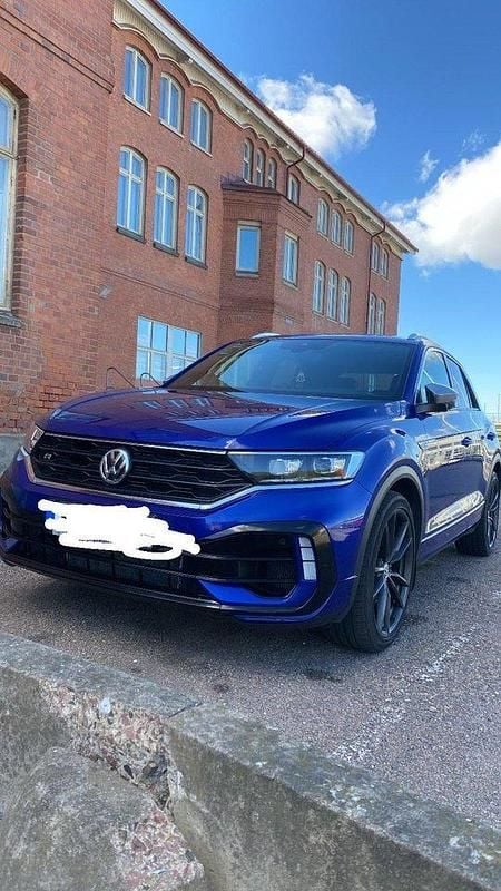 Blå Begagnad 2020 VW T-Roc R SUV | 334 600 kr (Marknadspris) - Bild 1/4