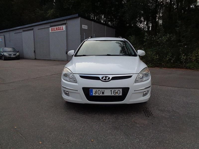 Vit Begagnad 2008 Hyundai i30 Kombi | 34 900 kr (Marknadspris) - Bild 1/4
