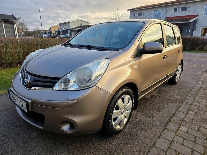 Brunmetallic Begagnad 2011 Nissan Note Sedan | 29 900 kr (Marknadspris) - Bild 1/4