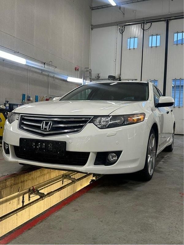 Vit Begagnad 2011 Honda Accord Kombi | 50 000 kr (Marknadspris) - Bild 1/4
