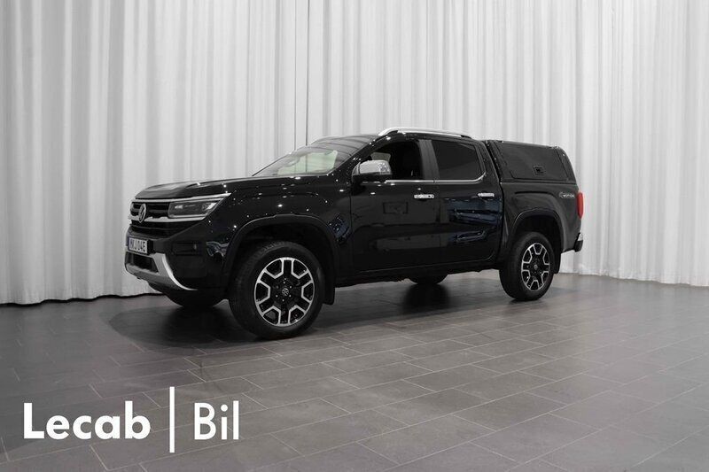 Svart (midnight black metallic) Begagnad 2023 VW Amarok Pickup | 654 500 kr (Marknadspris) - Bild 1/4