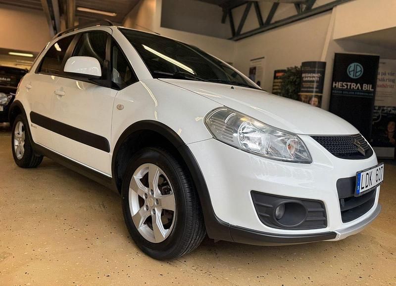 Vit Begagnad 2010 Suzuki SX4 Halvkombi | 89 900 kr (Marknadspris) - Bild 1/4