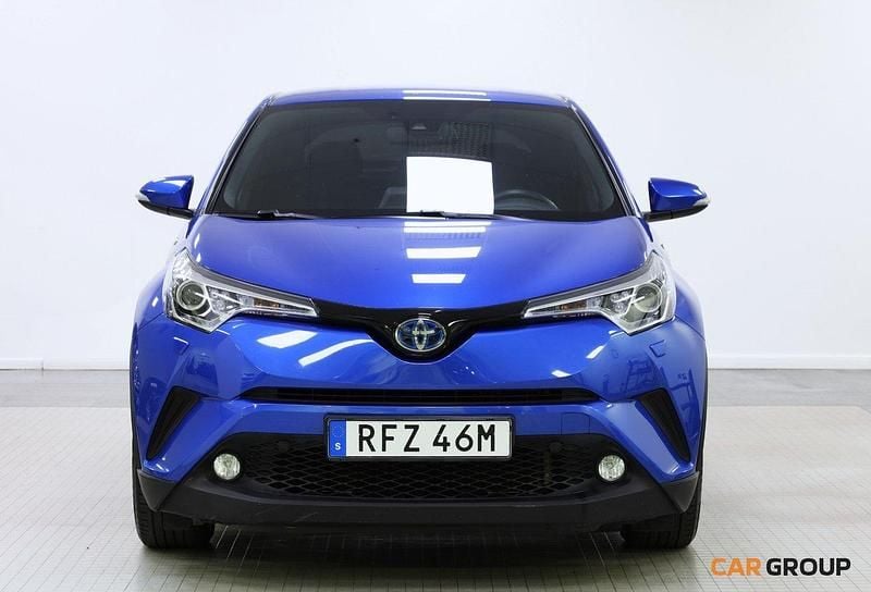 Blå Begagnad 2019 Toyota C-HR+ Active SUV | 209 900 kr (Lite dyr) - Bild 1/4