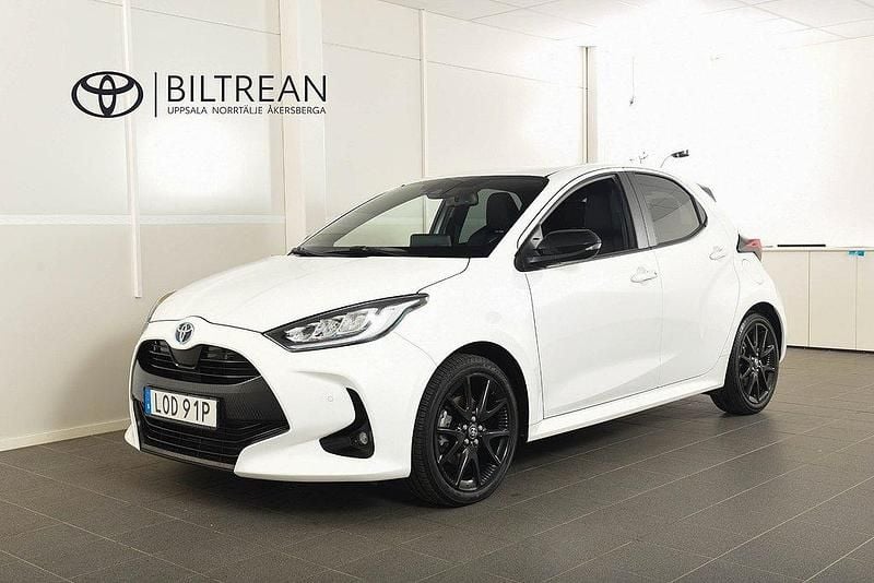 Vit Begagnad 2023 Toyota Yaris Hybrid Style Halvkombi | 248 900 kr (Marknadspris) - Bild 1/4